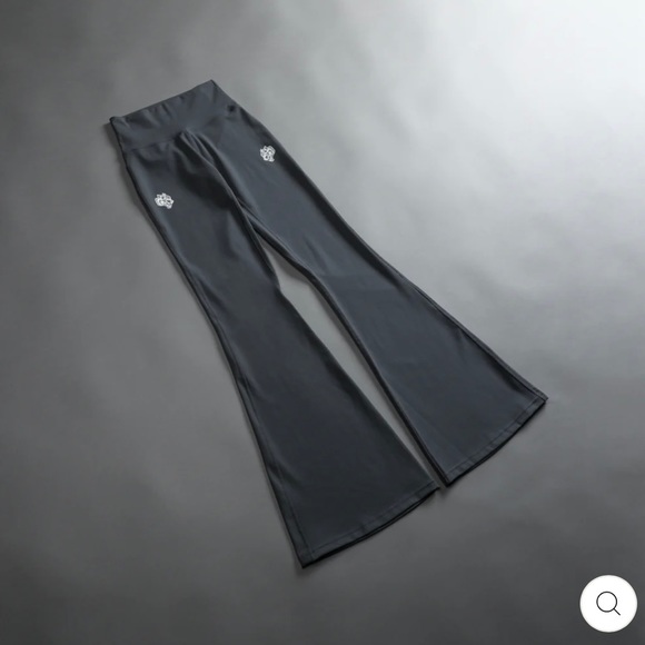 DUAL GEORGIA" ENERGY FLARE
LEGGINGS IN WOLF GRAY - Picture 8 of 12
